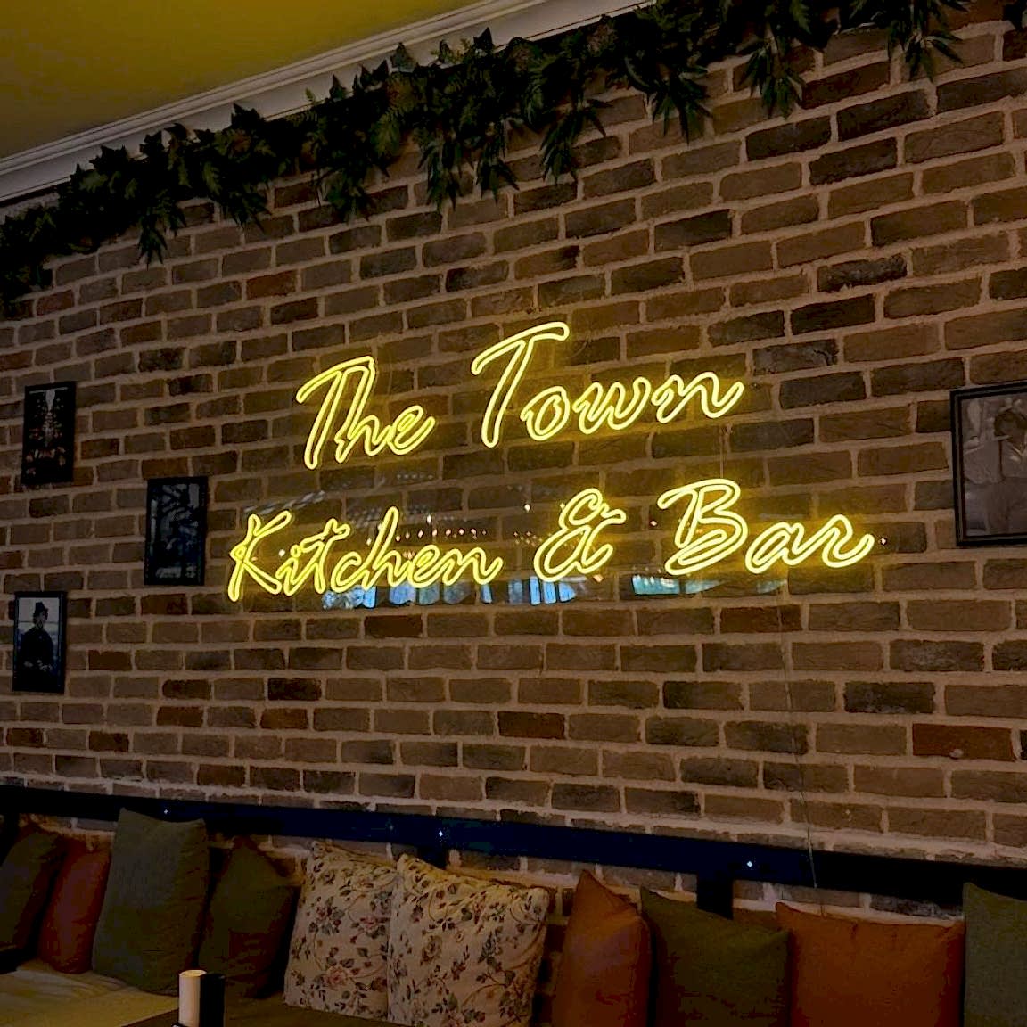 The Town Neon Tabela